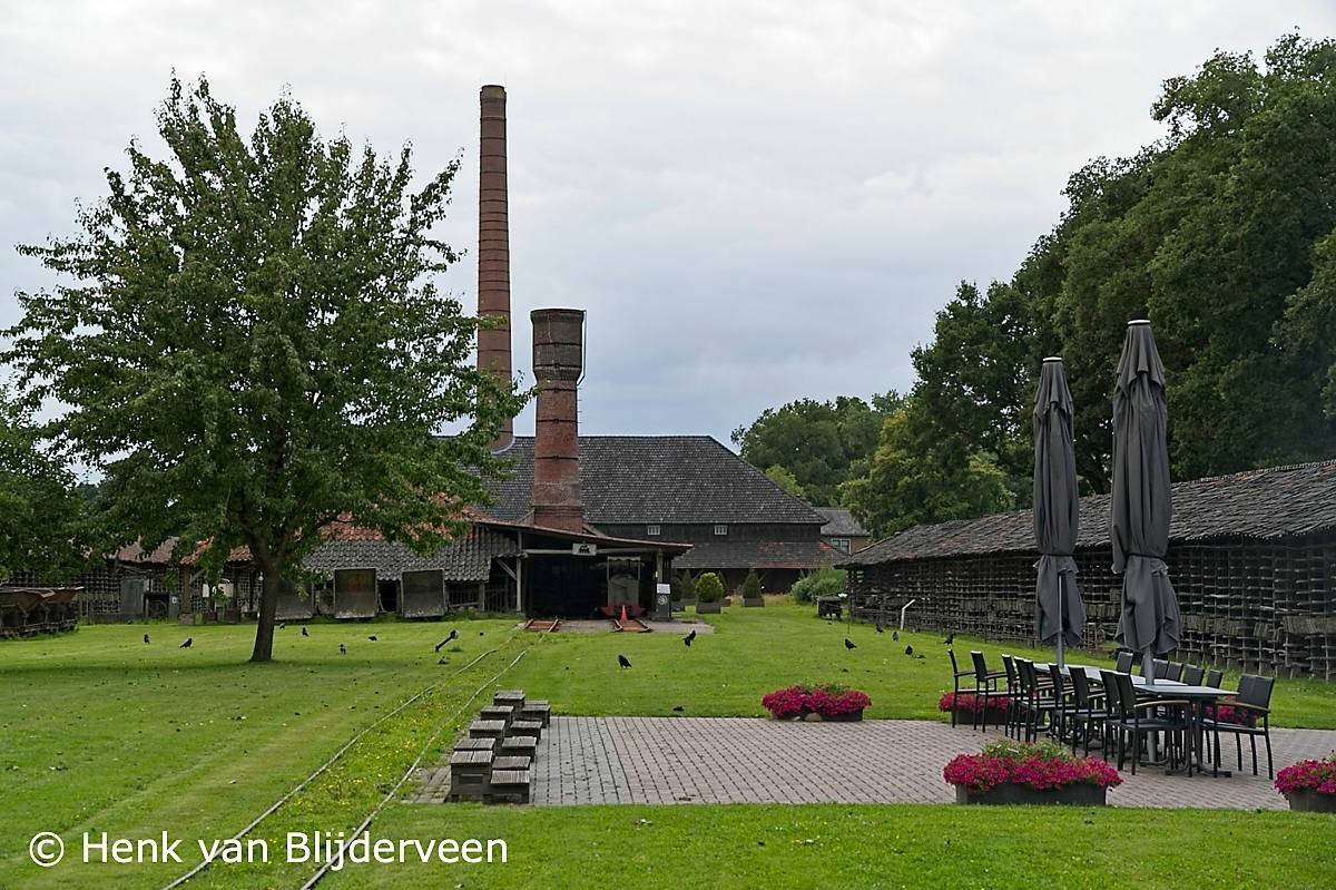 Steenfabriek De Werklust, met spoorrails en terras in het Twentse dorp Losser