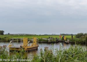 Het zelfbedieningspontje over de Tjonger is een van de vele fietspontjes in Nederland.