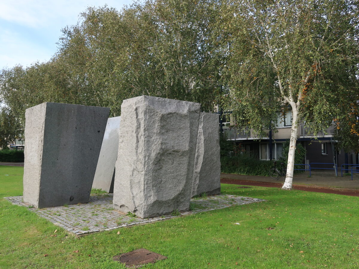 VierVormen in graniet, André Volten