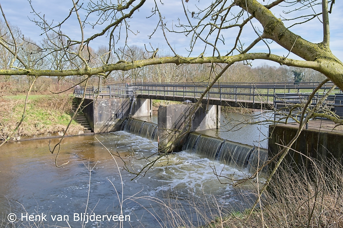 Stuw annex fietsbrug in de Bocholter Aa